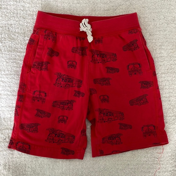 💙5/$25💙 GAP Firetruck shorts - Picture 1 of 3